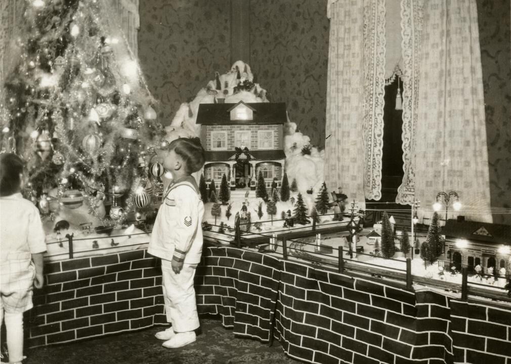1925: General Electric makes artificial lights more accessible